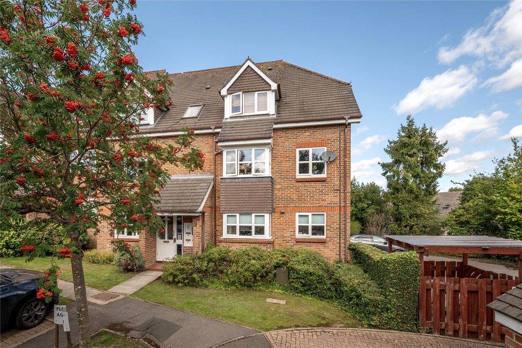 1 bed flat for saleSt Johns, Woking, Surrey GU21