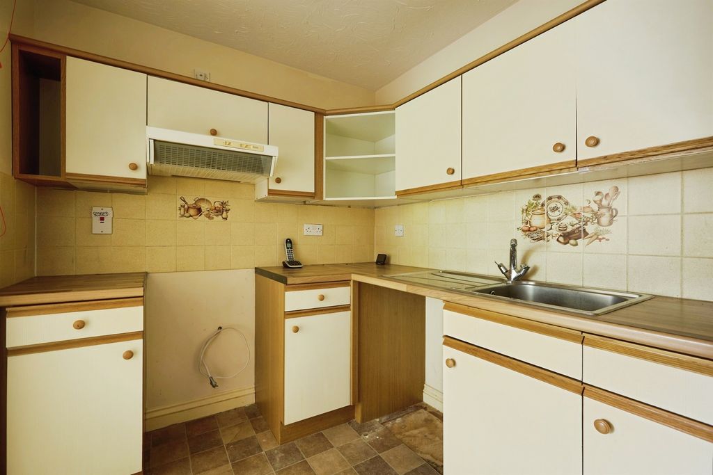 Additional image 5 of 2 bed flat for saleBarnaby Mead, Gillingham SP8