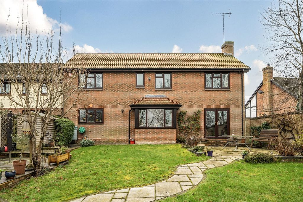 Additional image 3 of 5 bed detached house for saleDunsmore Gardens, Yateley, Hampshire GU46