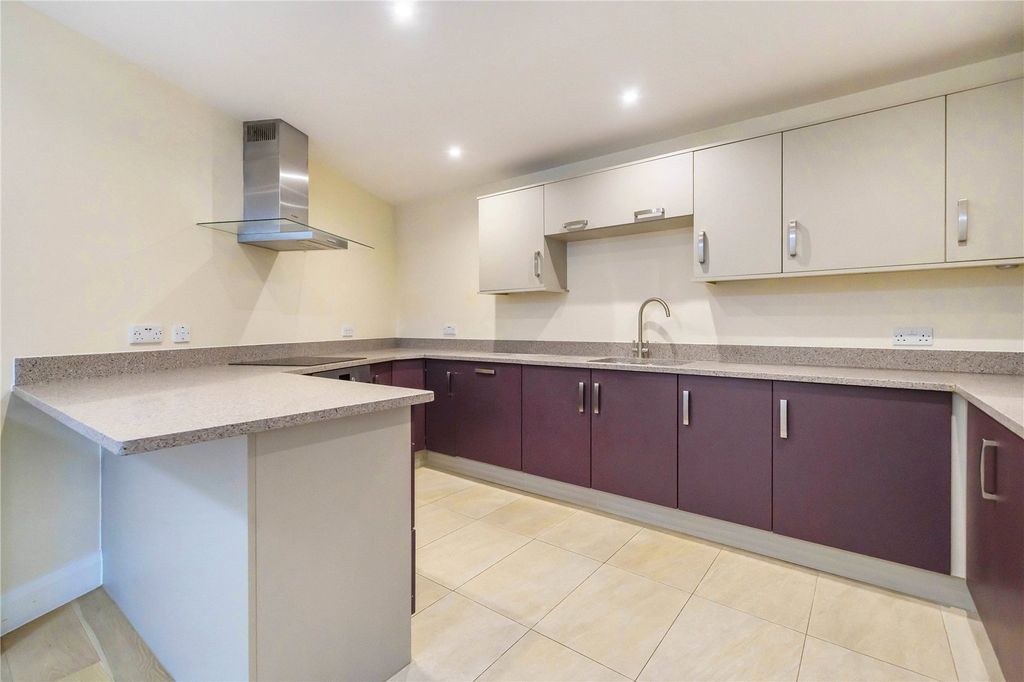 Additional image 4 of 2 bed flat for saleMilton Road, Wokingham, Berkshire RG40