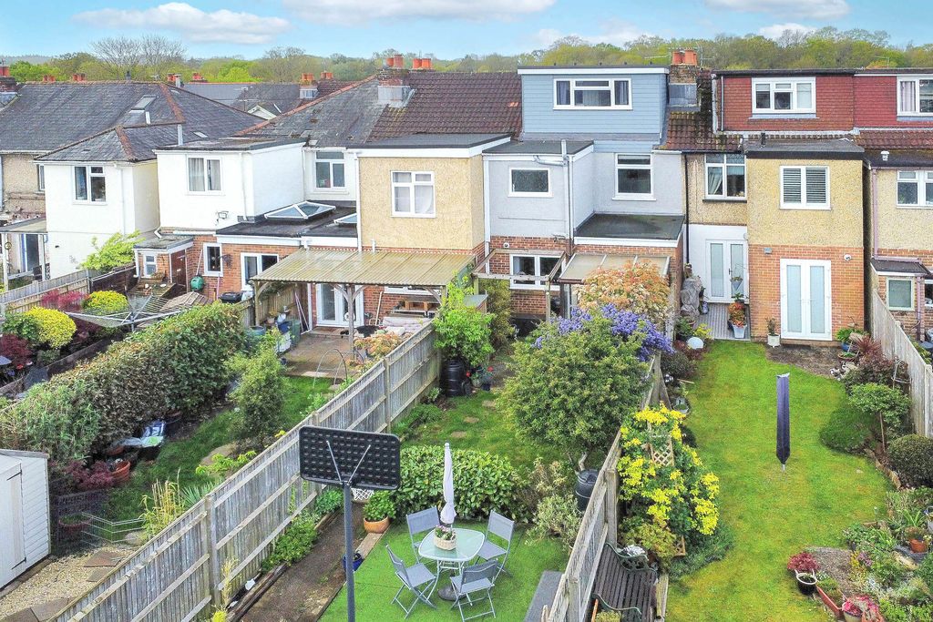 3 bed terraced house for saleDowns Park Crescent, Eling SO40 photo 2