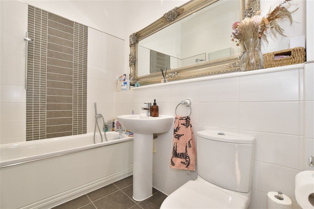 Additional image 10 of 2 bed flat for saleWhitecroft Park, Newport, Isle Of Wight PO30