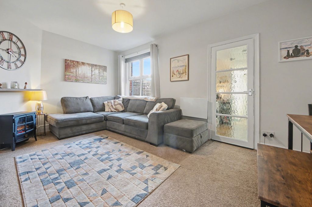 3 bed terraced house for saleLudlow Road, Itchen SO19 photo 3