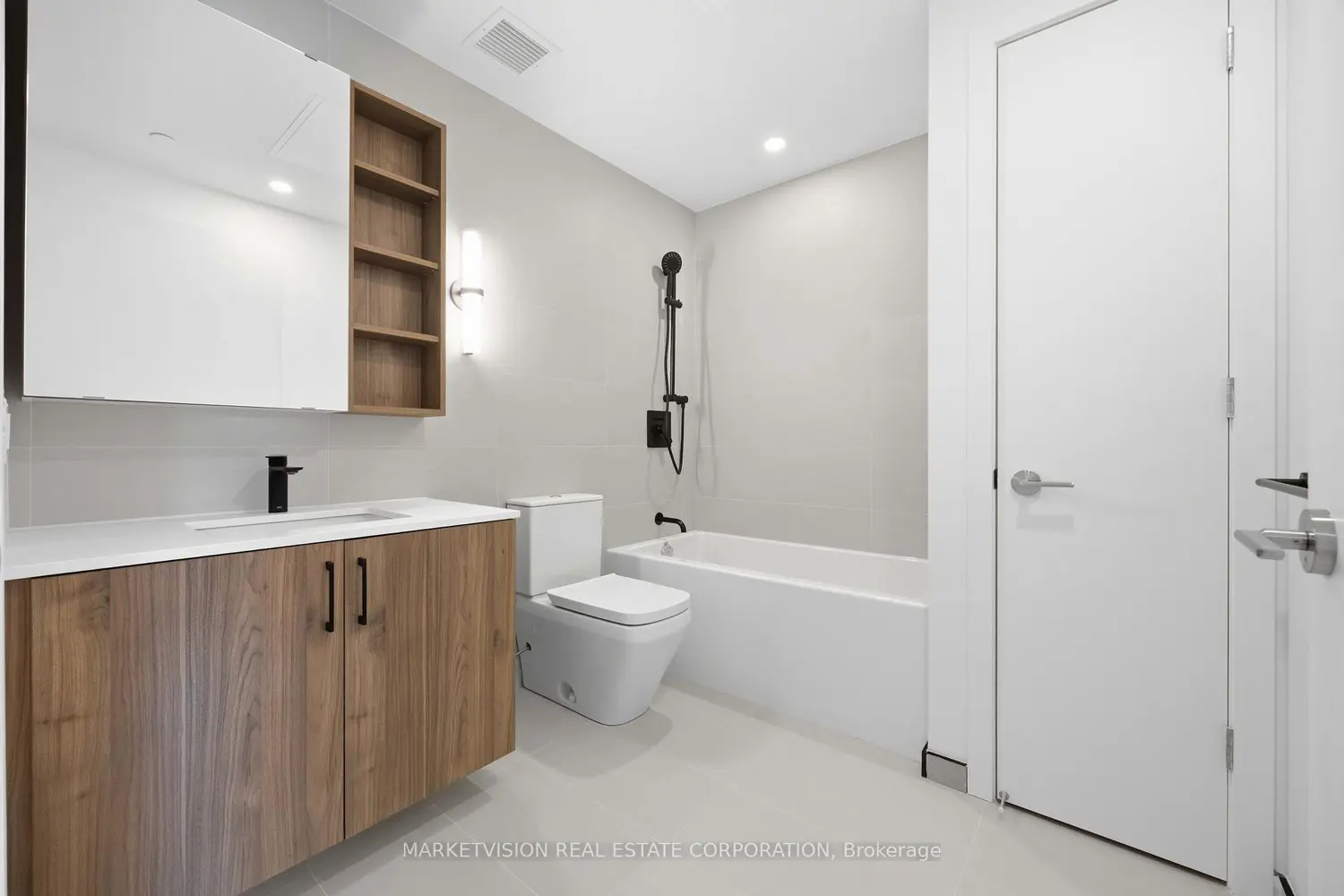 Additional image 4 of 689 The Queensway 318