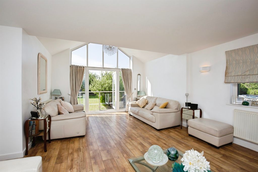 Additional image 2 of 3 bed detached bungalow for saleCrawley Road, Witney OX28