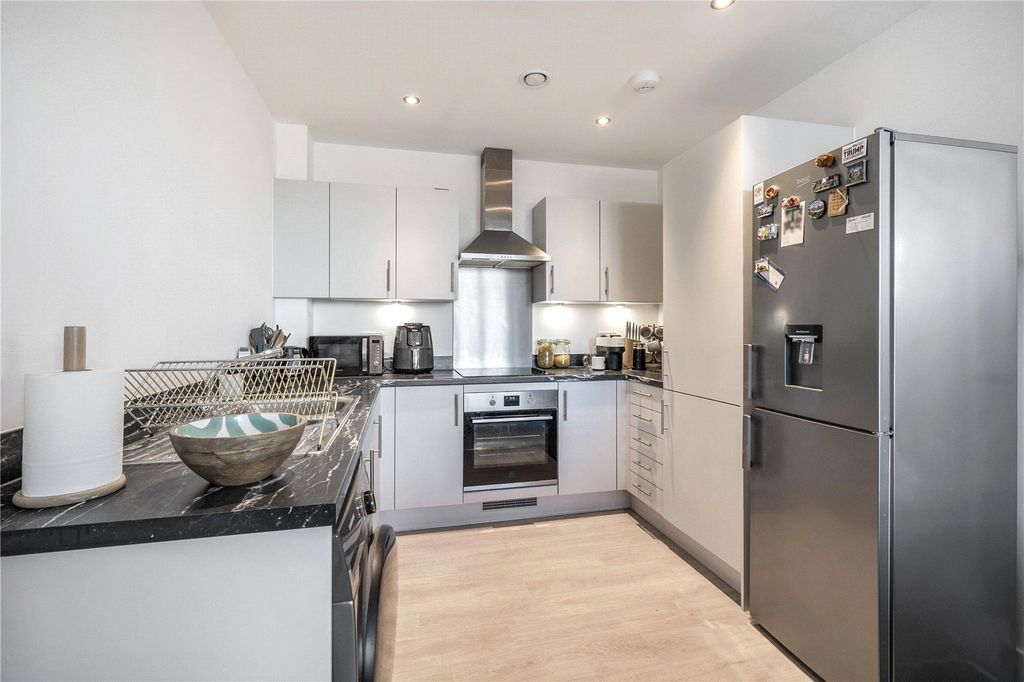 2 bed flat for saleFellowes Rise, Winchester, Hampshire SO22
