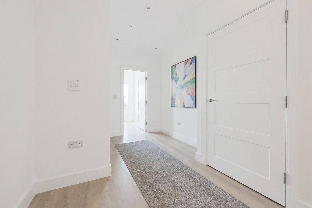 Additional image 4 of 2 bed flat for salePeach Street, Wokingham, Berkshire RG40
