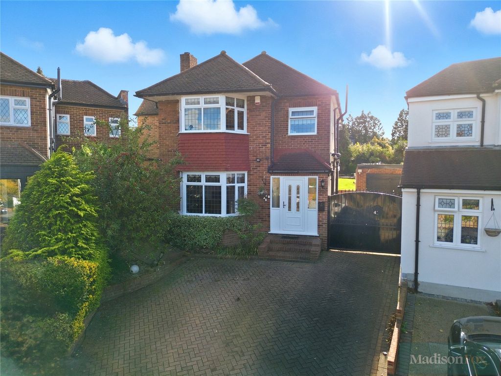 4 bed detached house for saleKendal Close, Woodford Green IG8