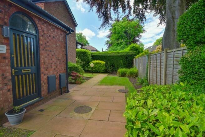 2 bed flat for saleKnutsford Road, Wilmslow SK9