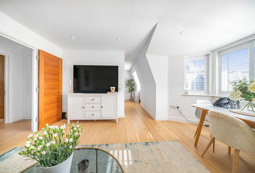 Additional image 7 of 2 bed flat for saleOrchard Court, The Avenue, Worcester Park KT4