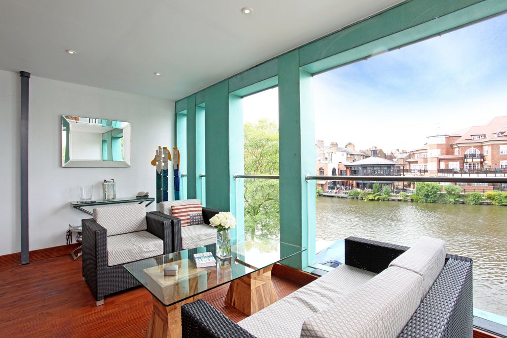 Additional image 2 of 2 bed flat for saleFarm Yard, Windsor SL4