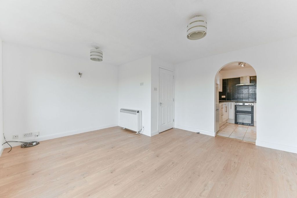 Additional image 3 of 2 bed flat for saleCotswold Way, Worcester Park KT4