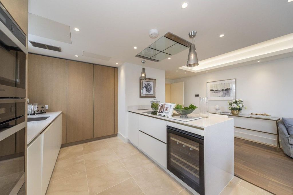 Additional image 3 of 3 bed flat for saleFlat, Star & Garter House, Richmond Hill, Richmond TW10