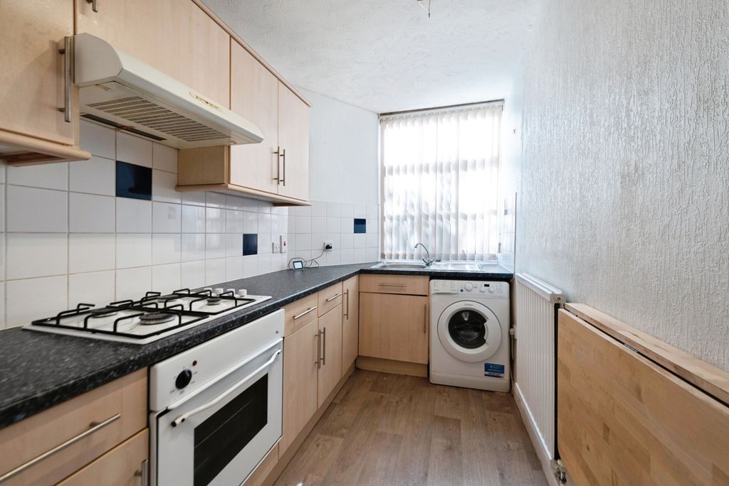1 bed flat for saleMansbridge Road, Southampton, Hampshire SO18 photo 2