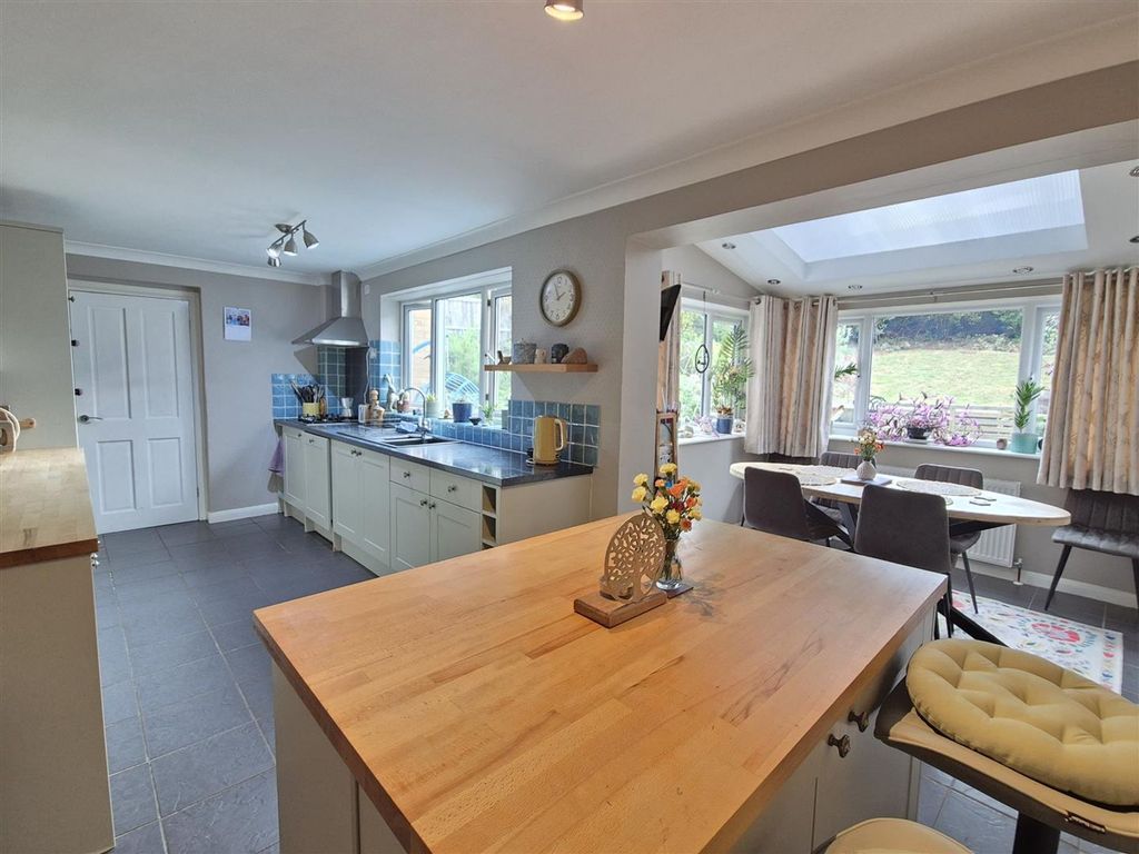 Additional image 2 of 4 bed semi-detached house for saleRedmoor Close, Market Bosworth CV13