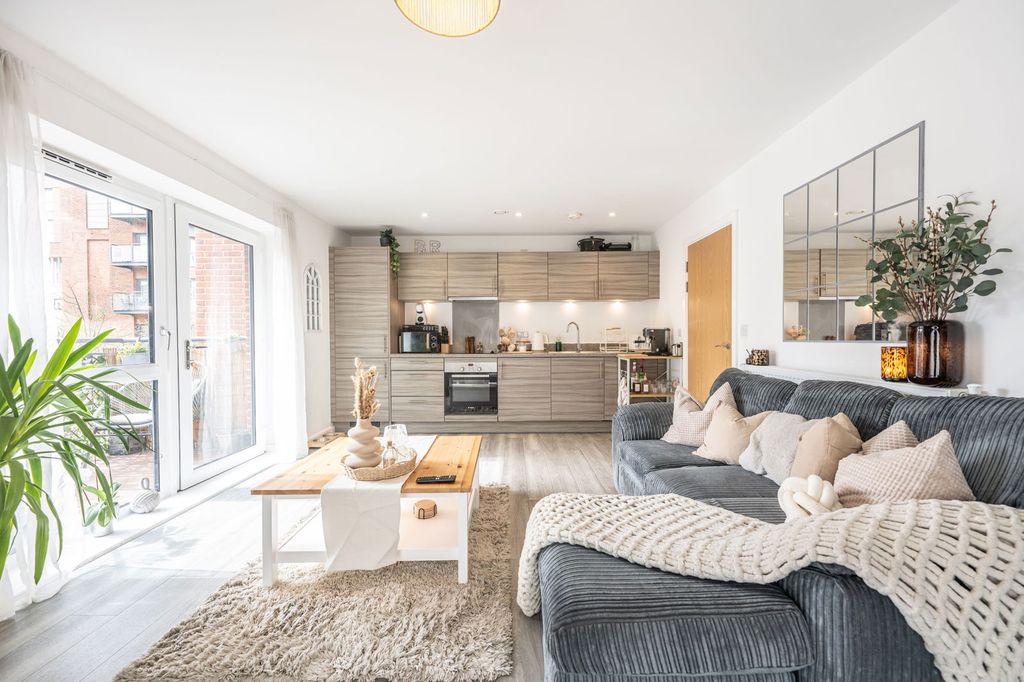 2 bed flat for saleSpenser, Keel Road SO19 photo 2