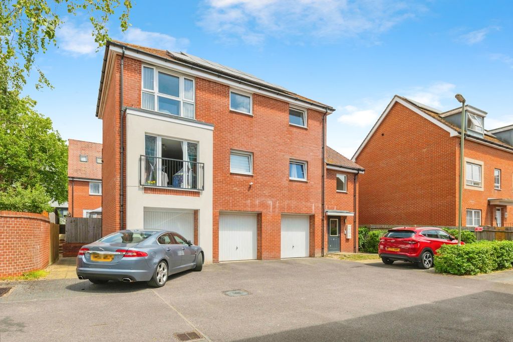2 bed flat for saleWilroy Gardens, Southampton SO16