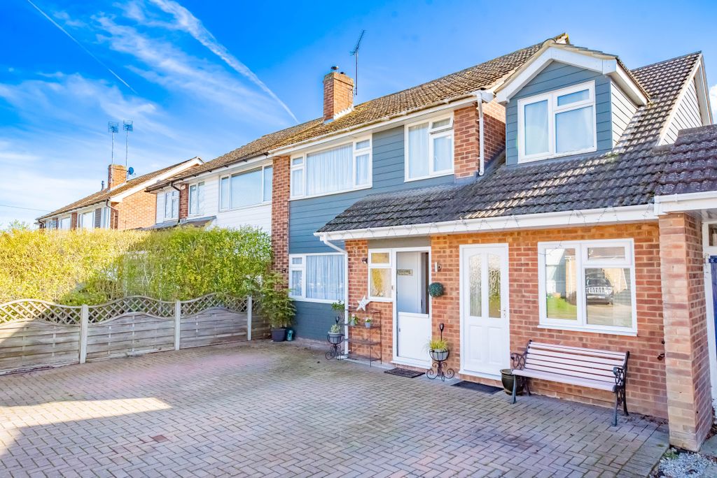 4 bed semi-detached house for saleIves Close, Yateley, Hampshire GU46