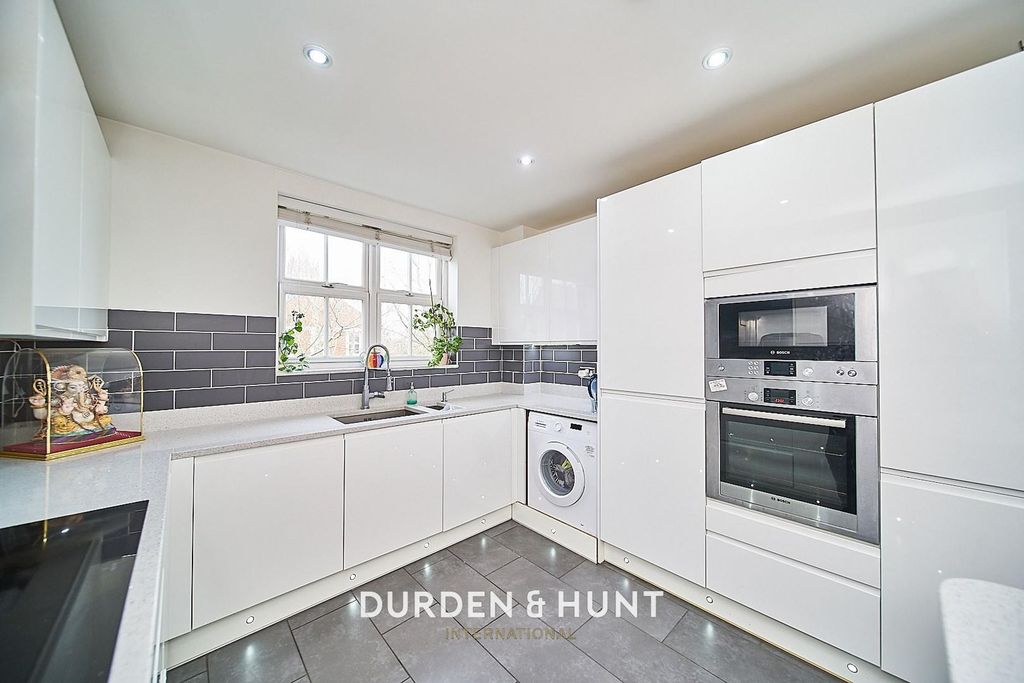 Additional image 5 of 2 bed flat for saleThe Boulevard, Woodford Green IG8