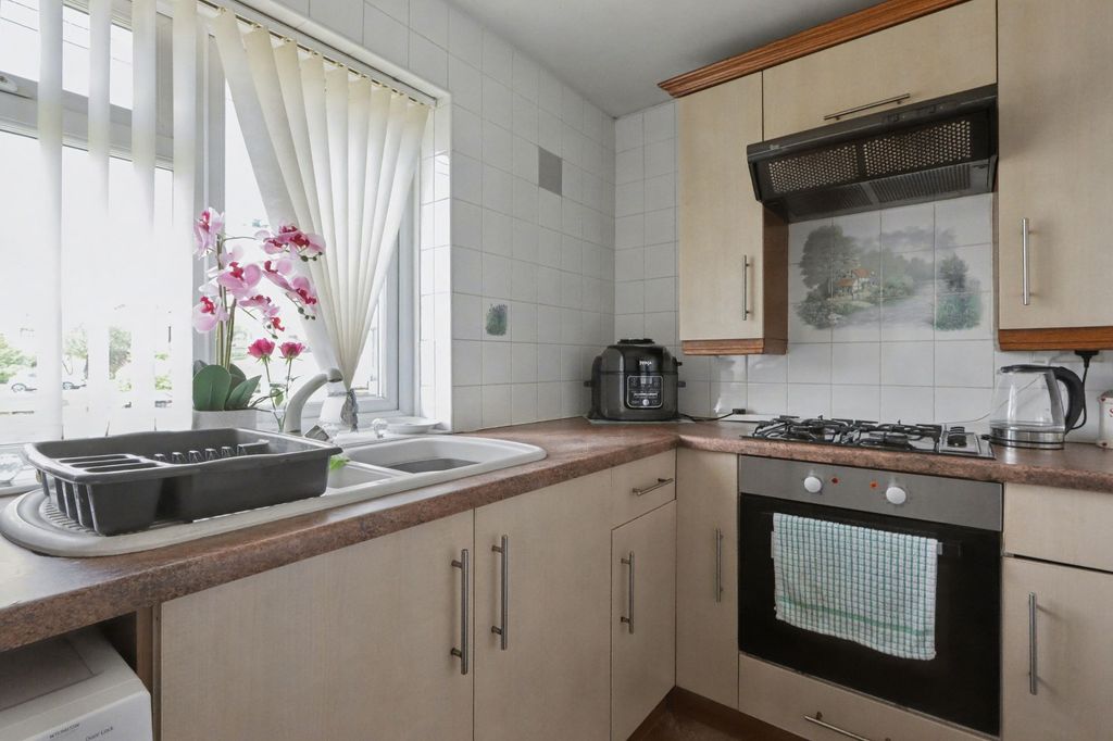 2 bed flat for saleCedric Crescent, Thurcroft S66 photo 2