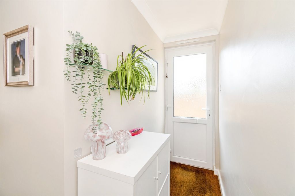 2 bed maisonette for saleDean Road, Southampton SO18 photo 4