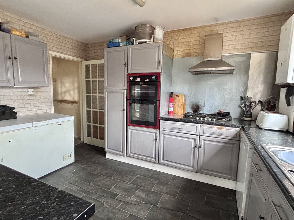 4 bed semi-detached house for saleLutterworth Road, Blaby, Leicester, Leicestershire. LE8 photo 5