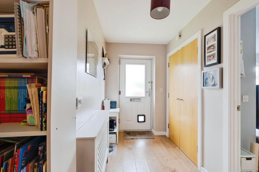 Additional image 6 of 2 bed flat for saleQueen Katherine Road, Lymington SO41