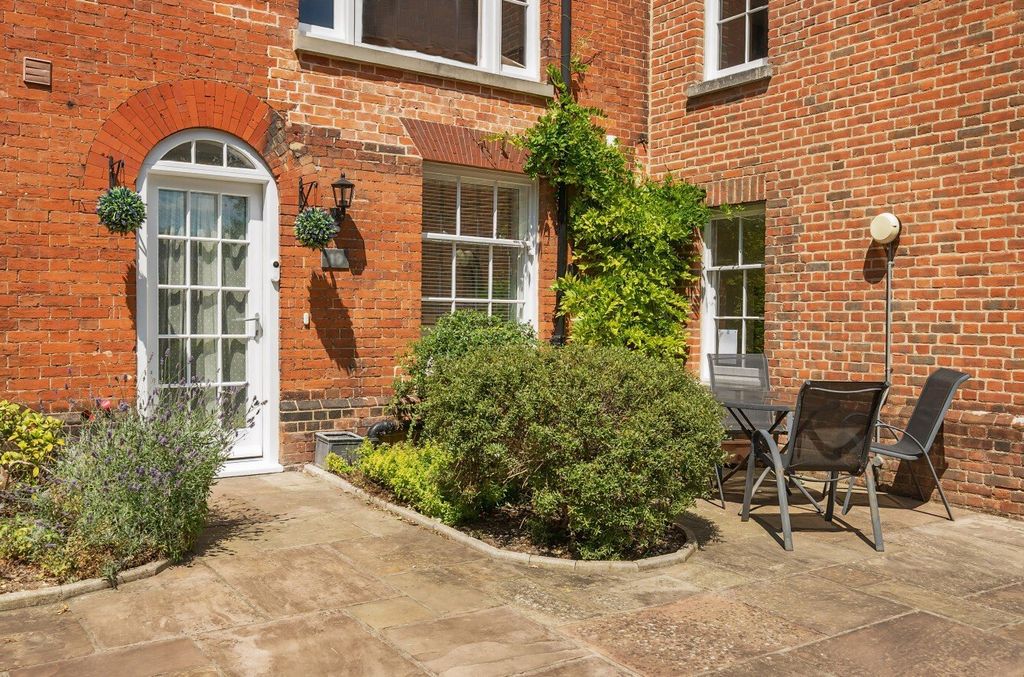 2 bed flat for saleSt. Peter Street, Winchester SO23