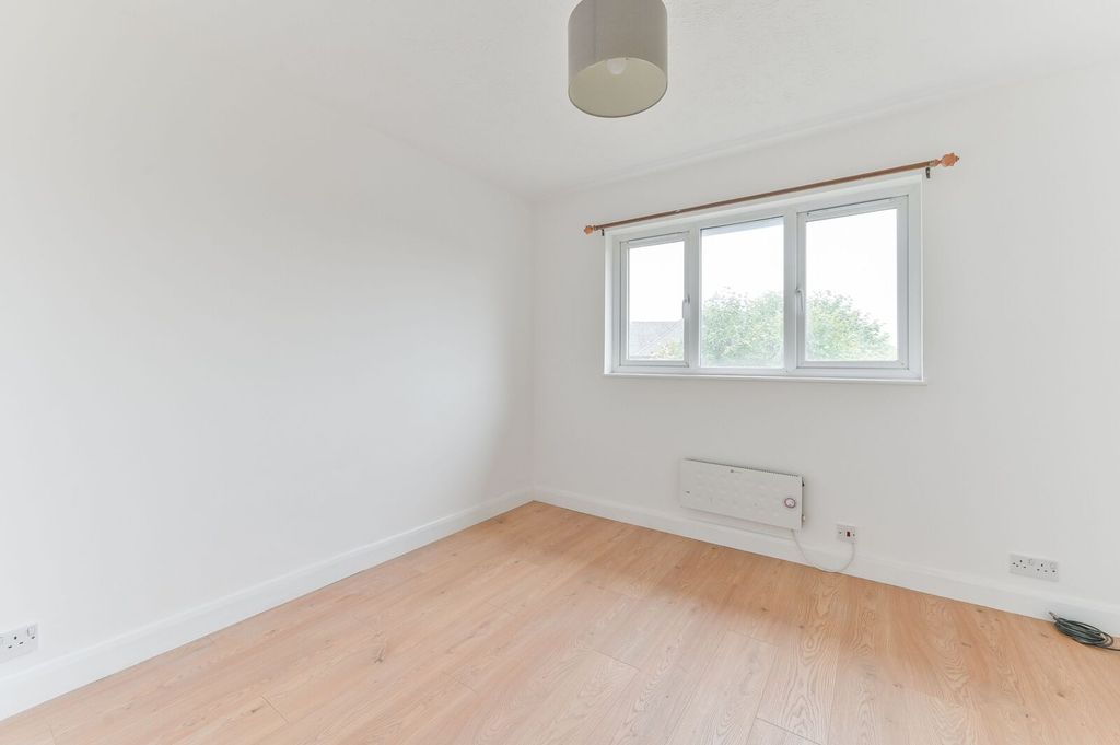 Additional image 6 of 2 bed flat for saleCotswold Way, Worcester Park KT4