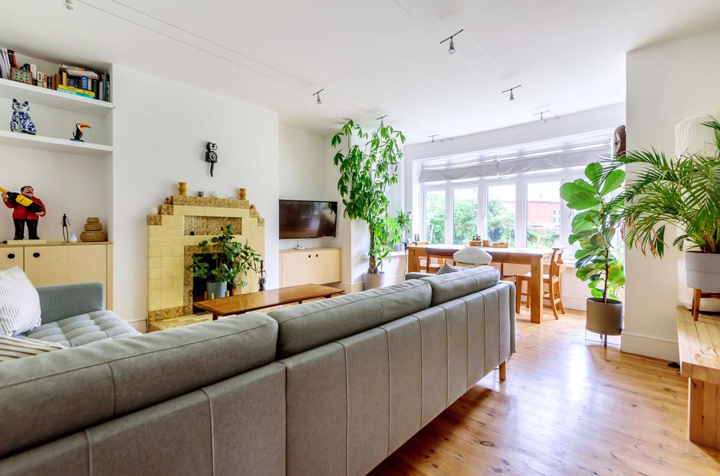 Additional image 2 of 4 bed flat for saleDevonshire Road, Polygon, Southampton, Hampshire SO15