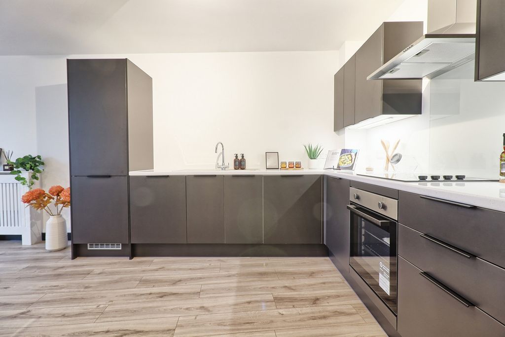 Additional image 13 of 2 bed flat for saleHigh Street, Wickford SS12