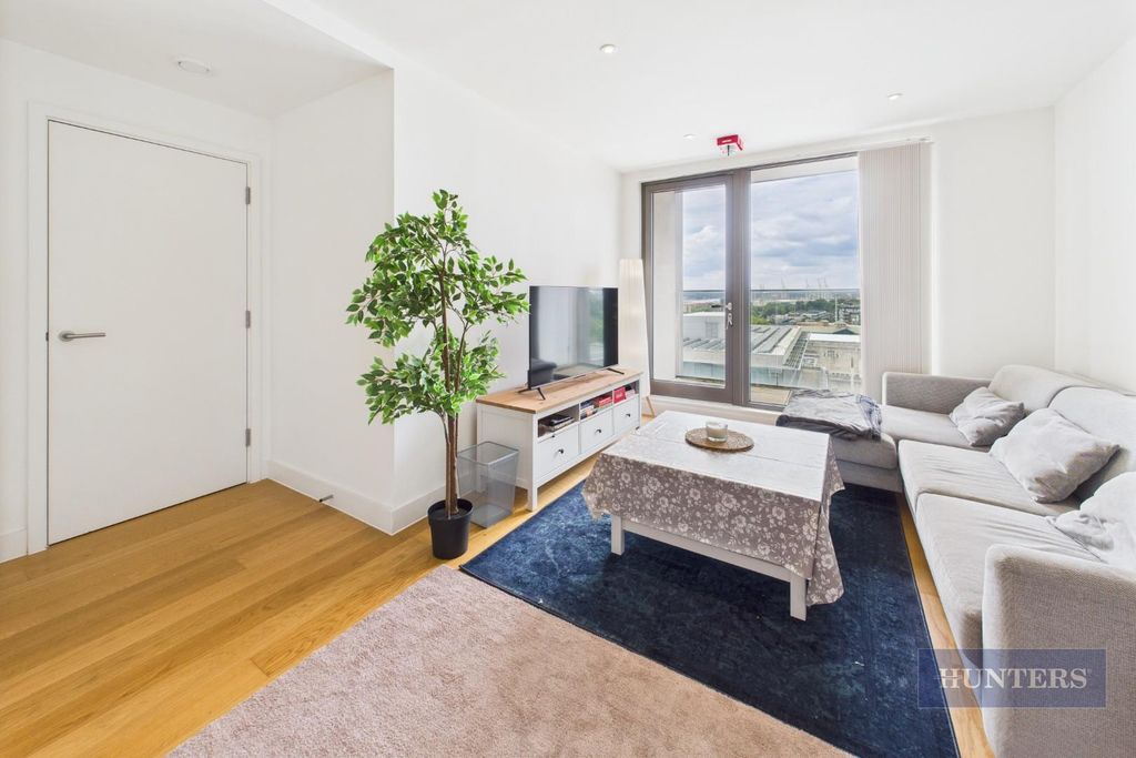 Additional image 2 of 2 bed flat for saleGuildhall Apartments, Park Walk, Southampton SO14