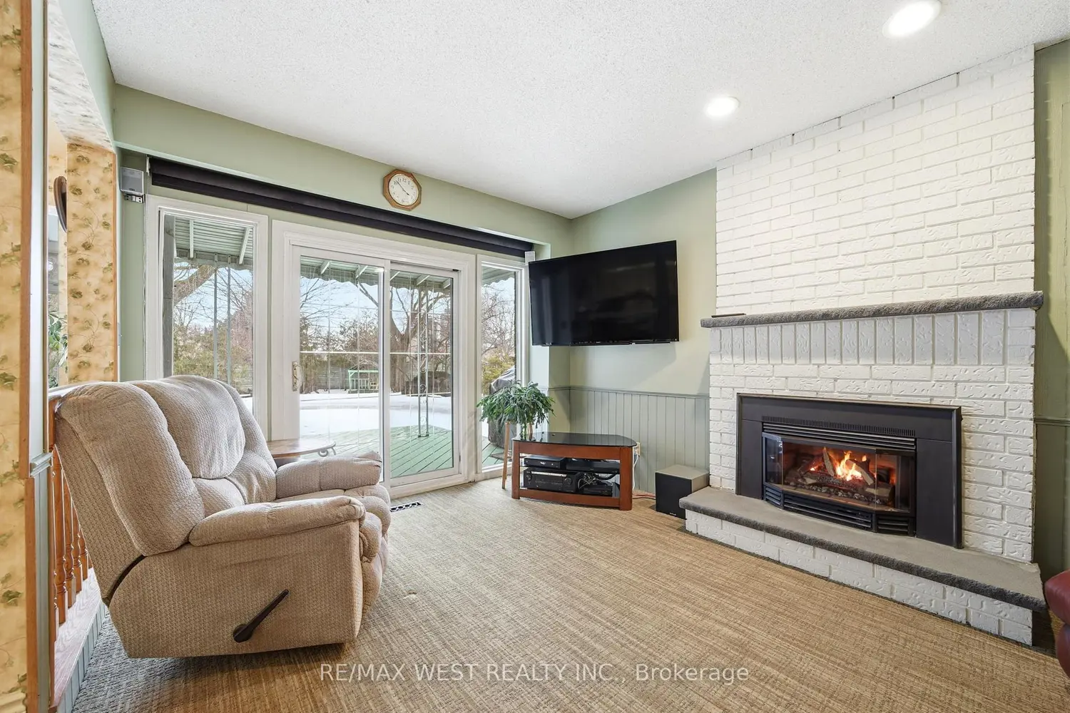Additional image 4 of 690 Robertson Crescent