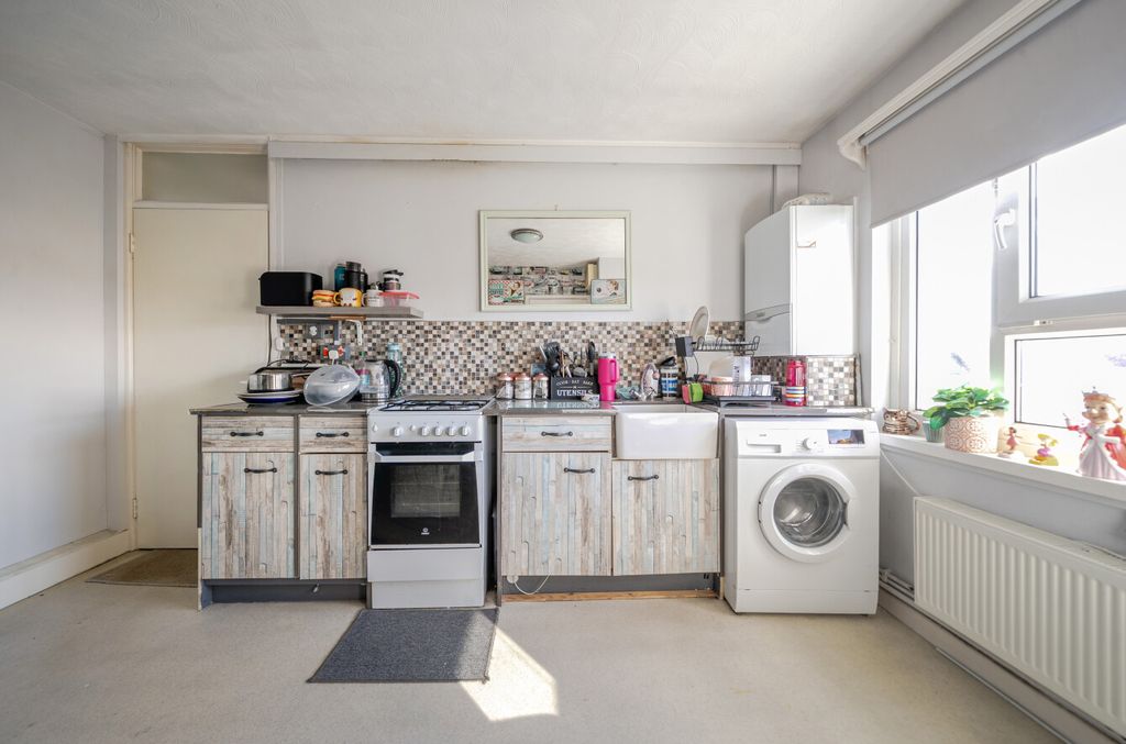 Additional image 5 of 2 bed flat for saleLondon Road, Portsmouth, Hampshire PO2