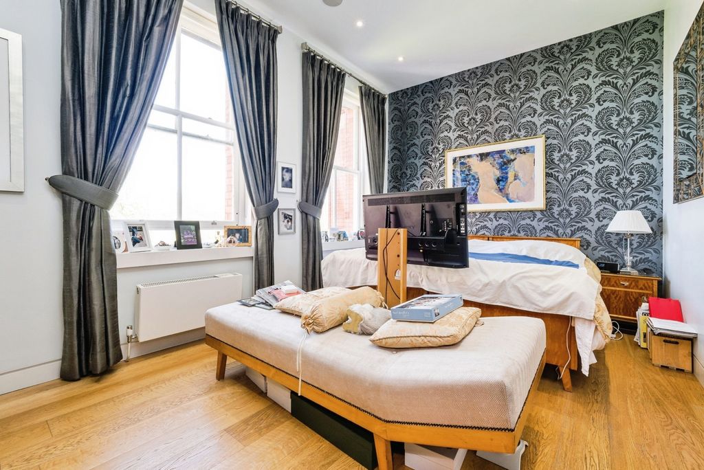 Additional image 11 of 3 bed flat for saleBartholomew House, Richmond Drive, Woodford Green IG8