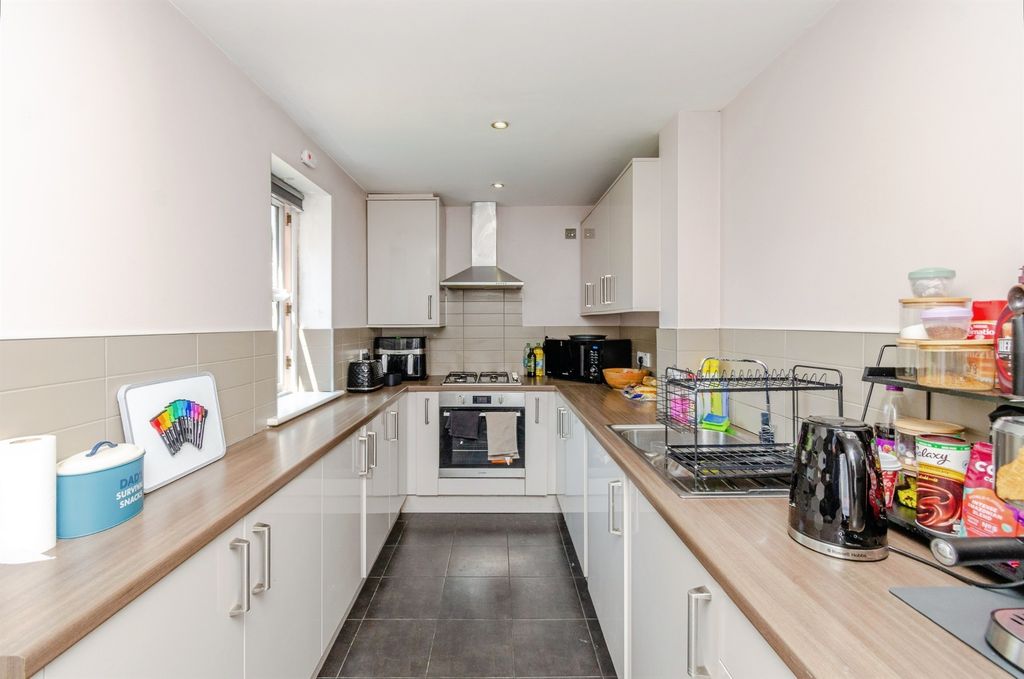 2 bed flat for saleRosehill, Willenhall WV13 photo 5