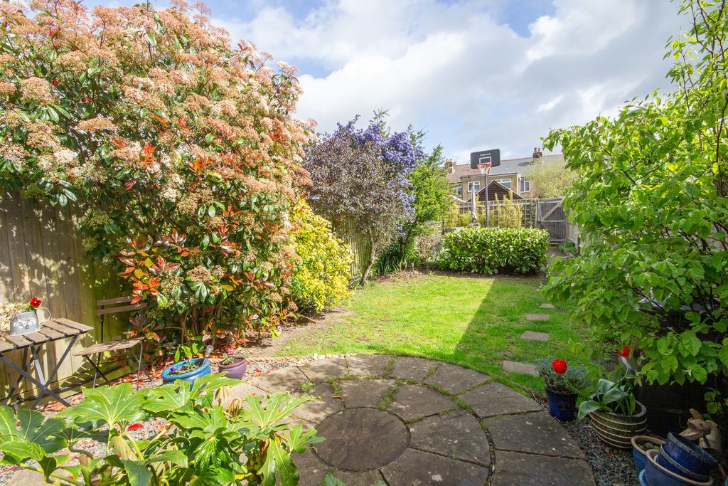 3 bed terraced house for saleDowns Park Crescent, Eling SO40 photo 5