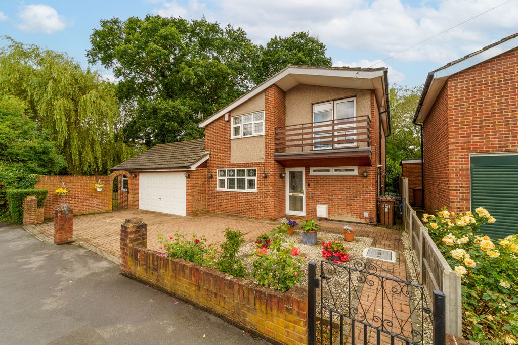4 bed detached house for saleWellington Road, Ashford TW15