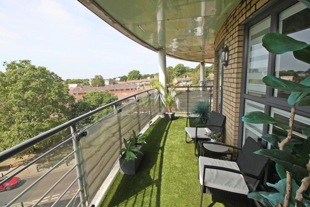 2 bed flat for saleCanon Place, Southampton SO19 photo 2