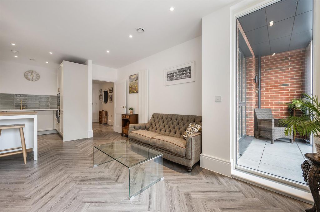 Additional image 3 of 2 bed flat for saleFellowes Rise, Winchester SO22