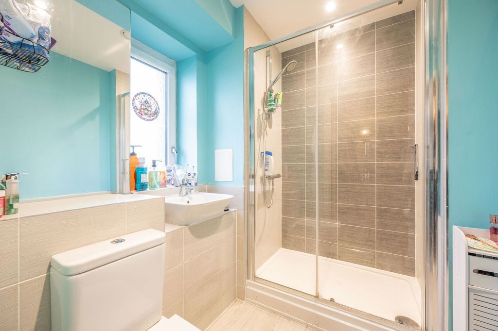 2 bed flat for saleSpenser, Keel Road SO19 photo 3