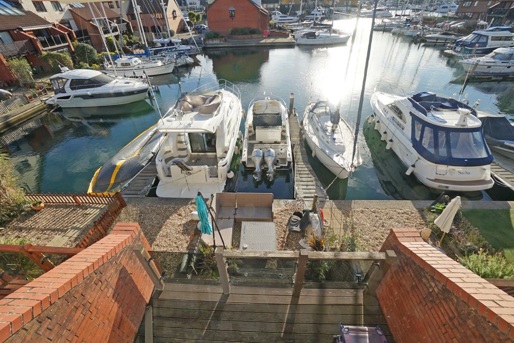 Additional image 11 of 3 bed town house for saleNewlyn Way, Port Solent PO6
