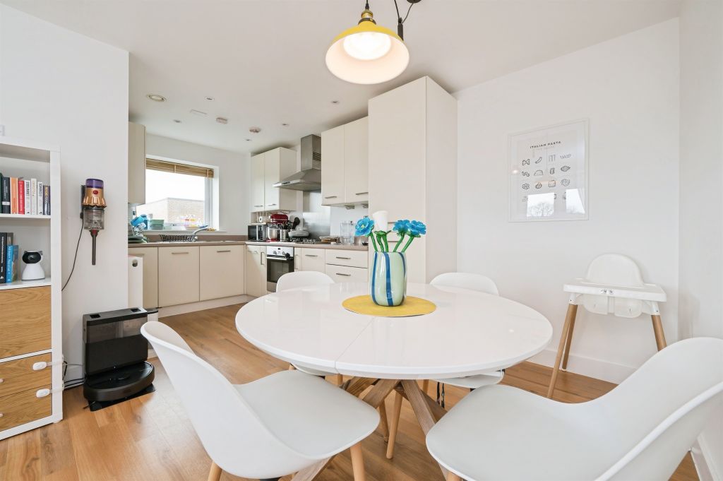 2 bed flat for saleLaxton Close, Southampton SO19 photo 3