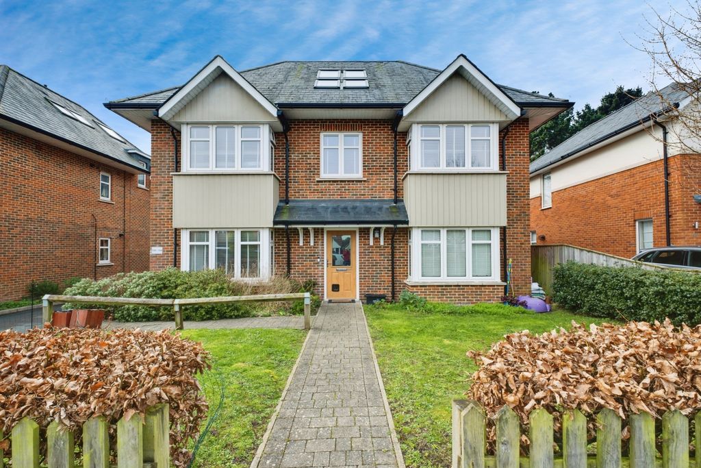 2 bed flat for saleQueen Katherine Road, Lymington SO41