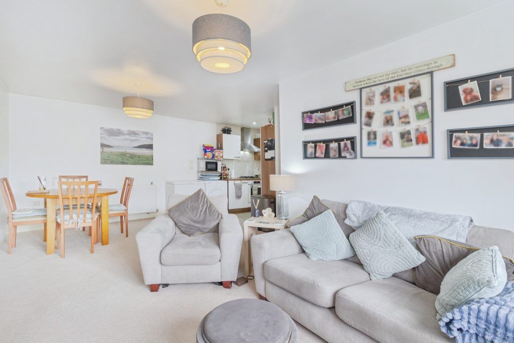 2 bed flat for saleHavelock Gardens, Leicester LE4 photo 3