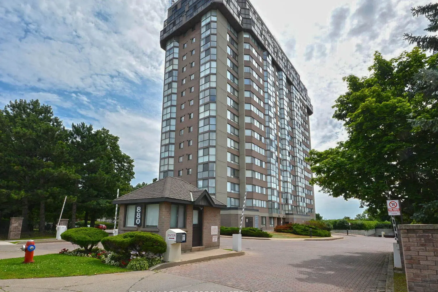 880 Dundas Street 1002
