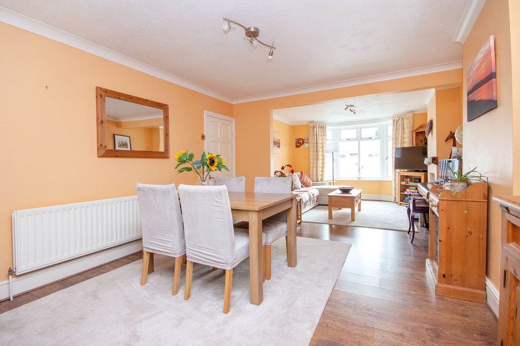 3 bed terraced house for saleDowns Park Crescent, Eling SO40 photo 3