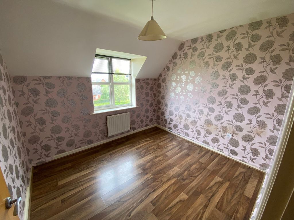 2 bed flat for saleSockburn Close, Hamilton, Leicester LE5 photo 5
