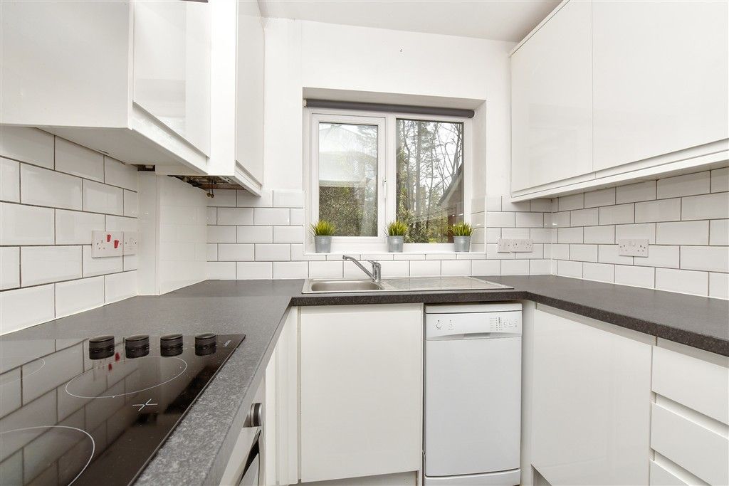 2 bed flat for saleCourt Bushes Road, Whyteleafe, Surrey CR3