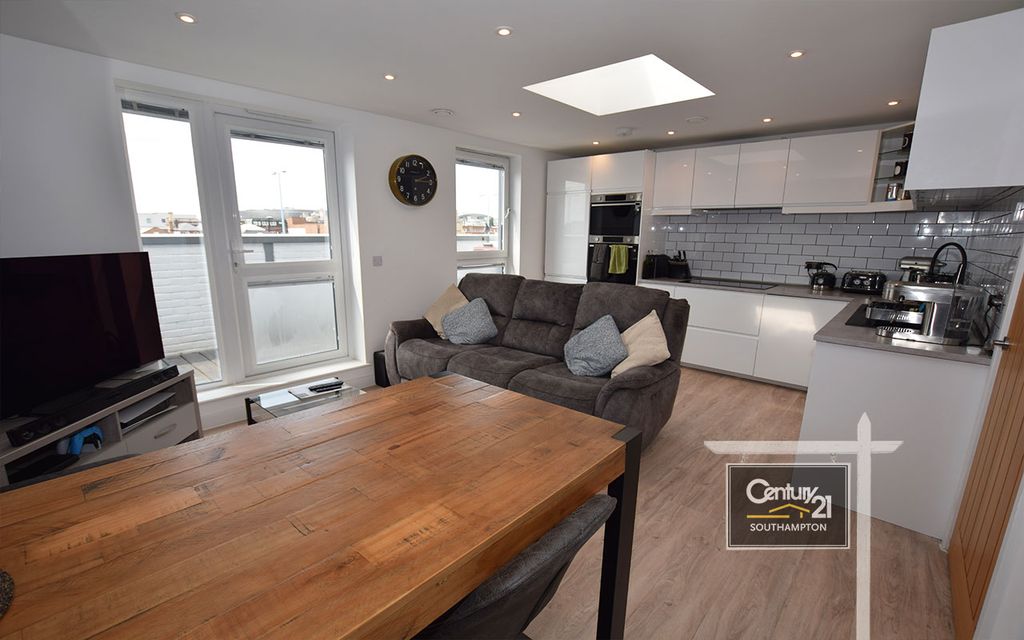 Additional image 2 of 2 bed flat for sale|Ref: L821555|, Saxon Gate, Back Of The Walls, Southampton SO14